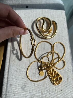 Elegant Gold-Tone Women's Jewelry Bundle - Necklace, Bracelet & Brooch